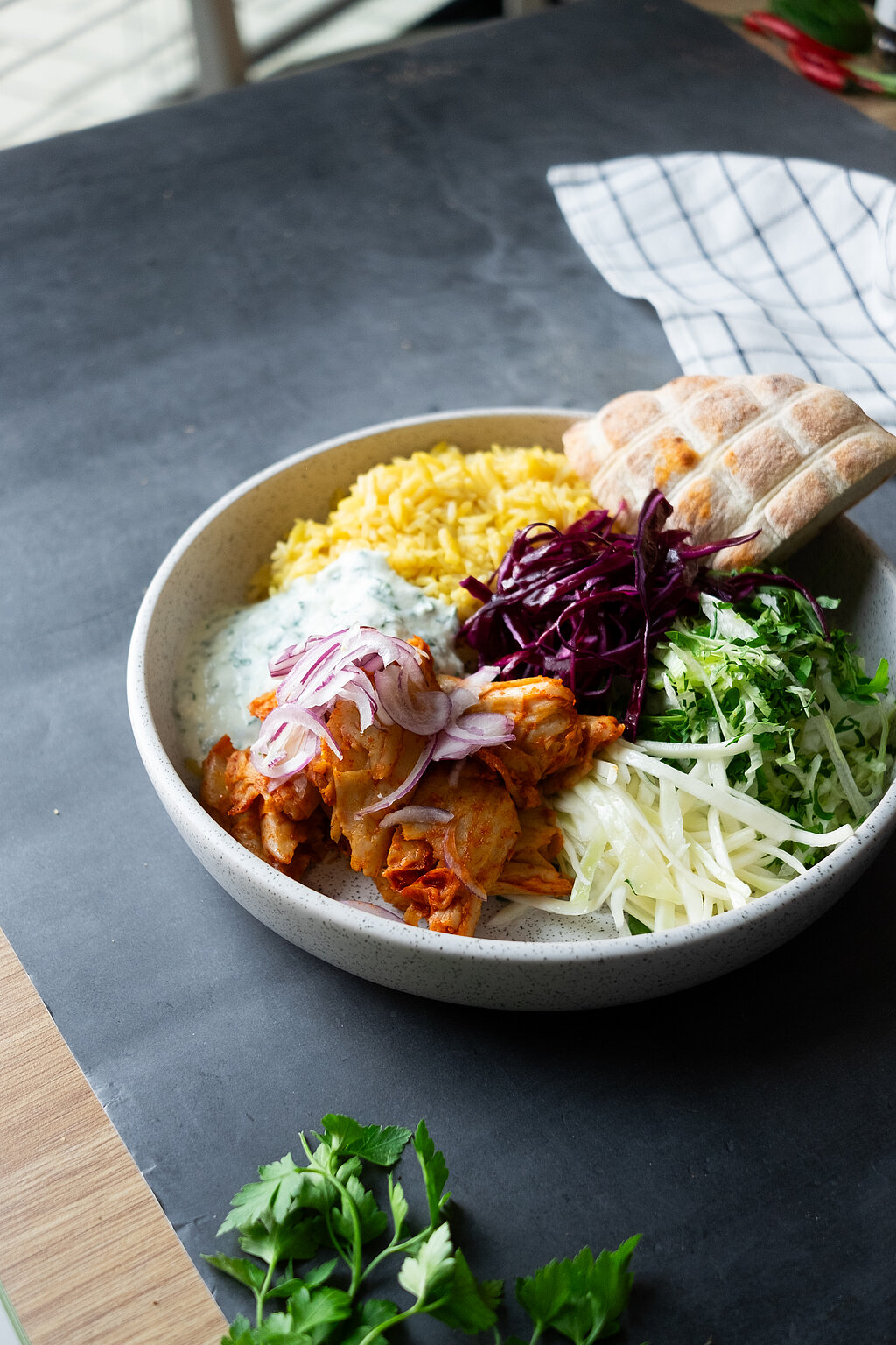 Ein lecker angerichtetes veganes Gericht - veganer Kebab-Teller mit Pitabrot und diversen leckeren Zutaten wie Karotten, Zucchini, etc.