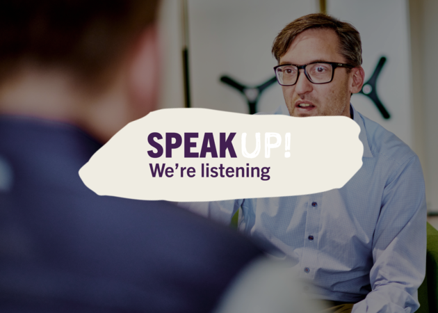 Zwei Männer im Dialog, darüber das Logo der Compass Group Hotline "Speak-Up".
