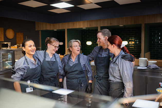 Ein Küchenteam, das Spaß hat und alle lachen.