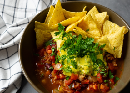 Ein lecker angerichtetes Chili sin Carne.