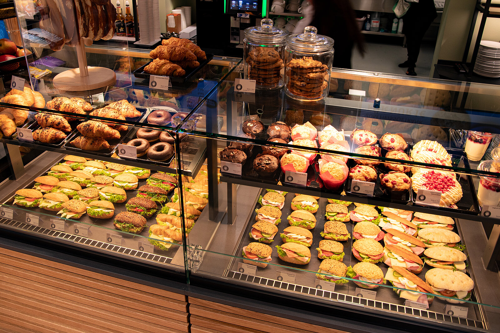 Eine reichlich bestückte Vitrine mit Brötchen, Süßspeisen, Brezen, etc.