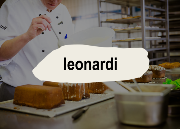 leonardi Eine Konditorin in der Backstube, die frisch-gebackene Kuchen verziert, darüber ist das Logo der Compass Group Marke leonardi zu lesen.