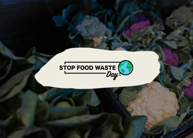 Eine Kiste mit Kohlrabi und Grünzeug. Darauf das Logo von Stop Food Waste Day.