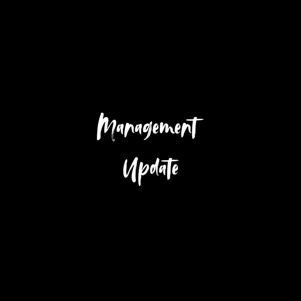 Ein schwarzes Bild auf dem in weißer Schrift steht: Management Update.