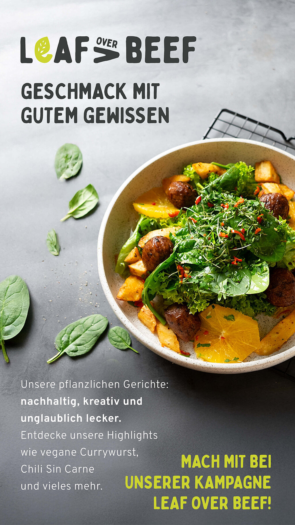 Ein schön angerichtetes veganes Gericht mit Orangen und Blattspinat.