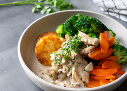 Ein leckeres veganes Geschnetzeltes aus Pilzen mit Brokkoli, Karotten und Kartoffelpuffer.