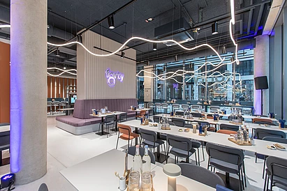 Ein schickes neues Bistro, das hell und modern eingerichtet ist. Es befindet sich am Labscampus München.