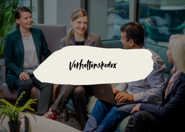 Eine Gruppe von Personen, die beisammensitzt und sich unterhält. Das Ganze Setting findet im Businesskontext statt.