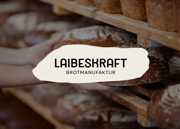 Laibeskraft Ein Regal mit Broten und Brotlaiben.