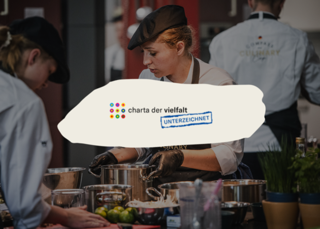 Eine junge Dame beim Kochen. Darüber ist das Logo der Charta der Vielfalt zu sehen. 