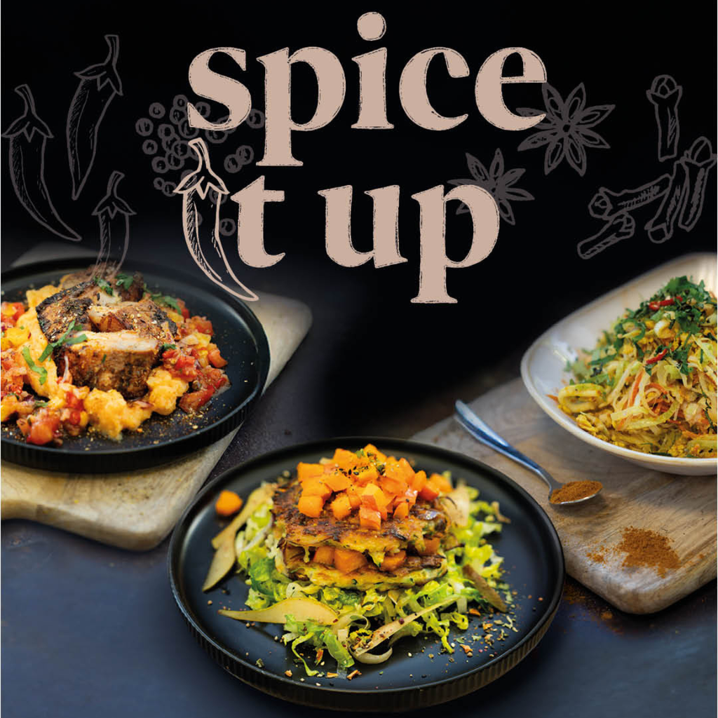 Drei Gerichte aus der neuen Kampagnenreihe "Spice it up" der Compass Group. Die Gerichte sind schön angerichtet mit Gewürzen. Über den drei Tellern steht der Schriftzug "Spice it up" und ein paar Gewürze als Icons (Zimt, Nelken, Chilli).