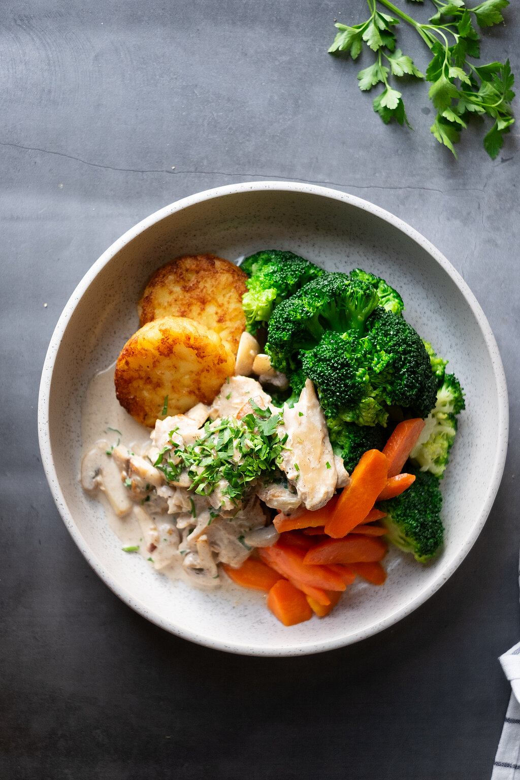 Ein veganes Gericht mit Gemüse und Reis. Es sieht bunt aus.