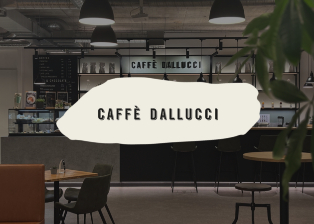 Eine Theke eine Kaffeebar, die modern eingerichtet ist. Davor ist das Logo der Compass Group Retailbrand Caffè Dallucci zu sehen.