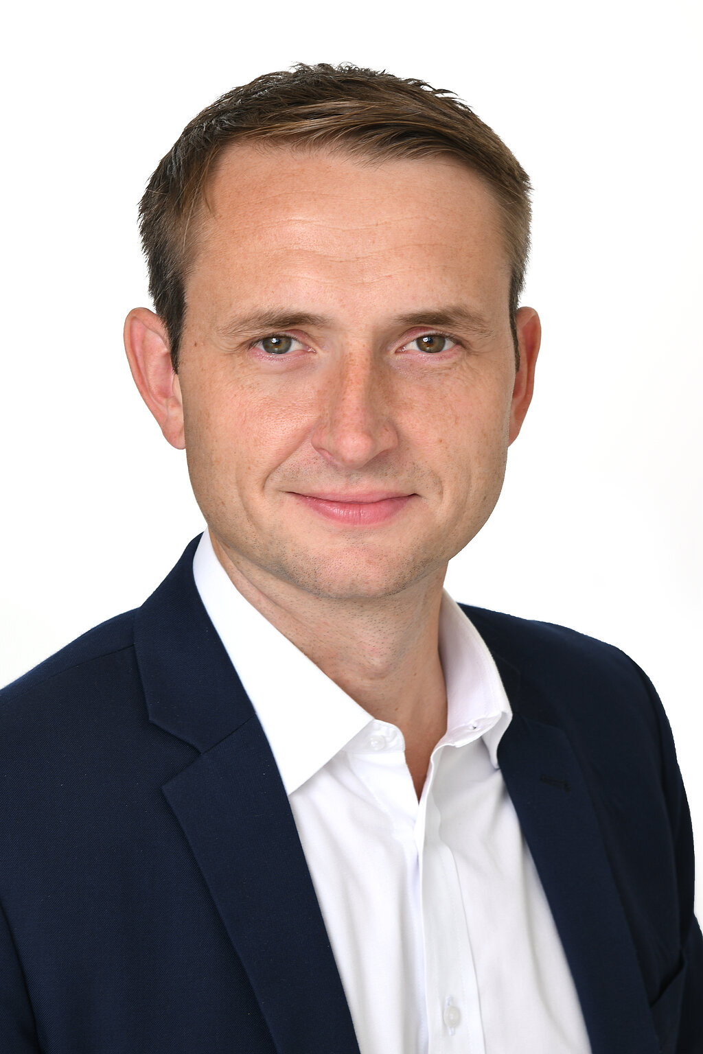 Ein junger Mann in Hemd und Sakko.